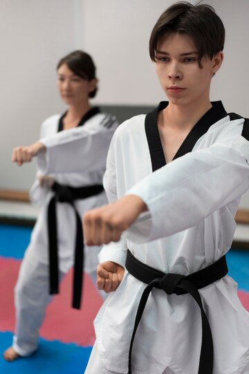 Two teenagers practicing taekwondo.
Source: Freepik