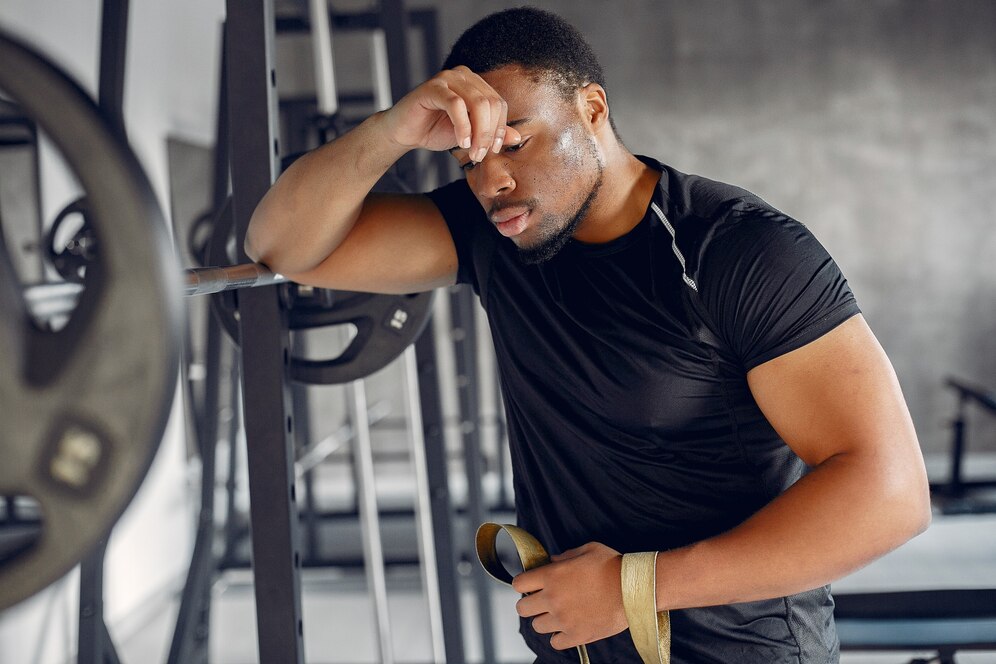 A frustrated personal trainer in a gym after his session.
Source: Freepik