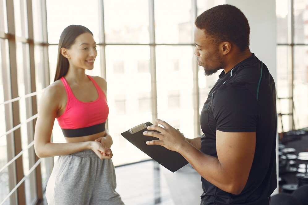 A male trainer talking to his new female attendant about the personal training rules.
Source: Freepik