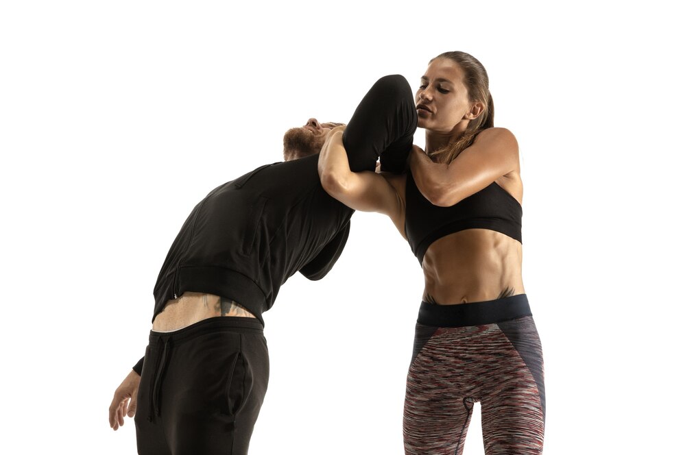 A woman fighting successfully with a man.
Source: Freepik