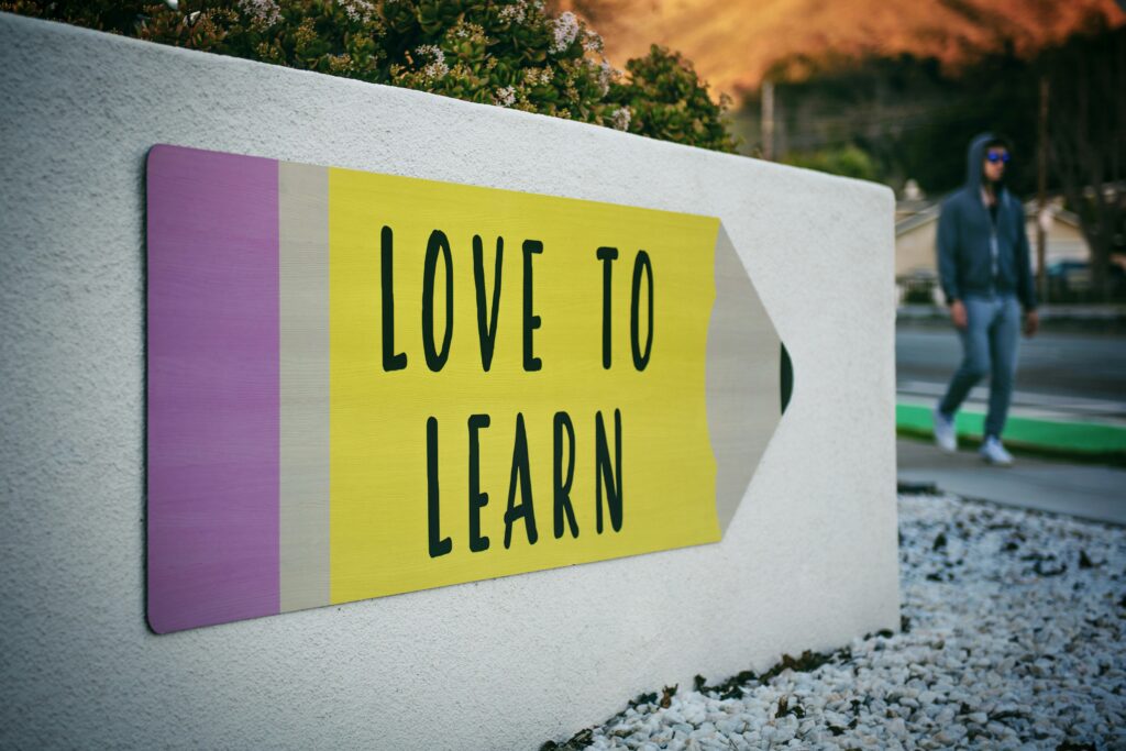 A sign with the words "love to learn" symbolizing valuable content on gym social media posts.