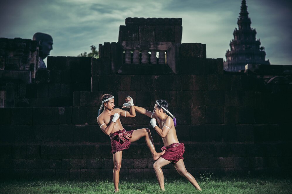 Two boxers fighting in muay thai style. Source: Freepik