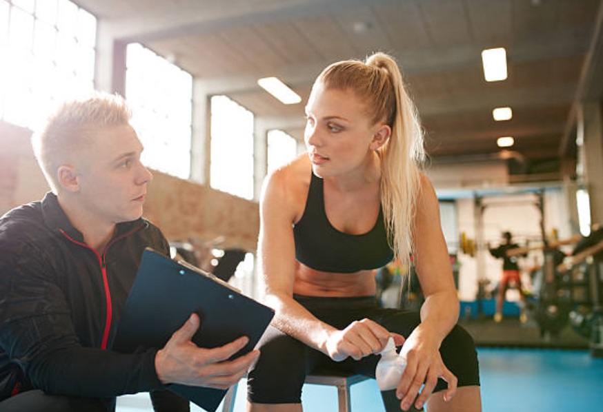 A fitness consulting session in a gym.