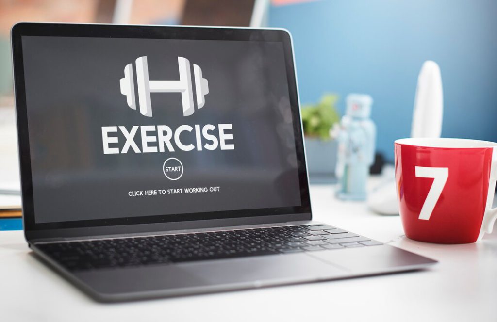 A personal training application on a black laptop. Ready to start. Source: Freepik