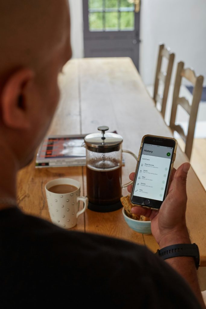 A diet app showing to its user the results and hints during his breakfast.