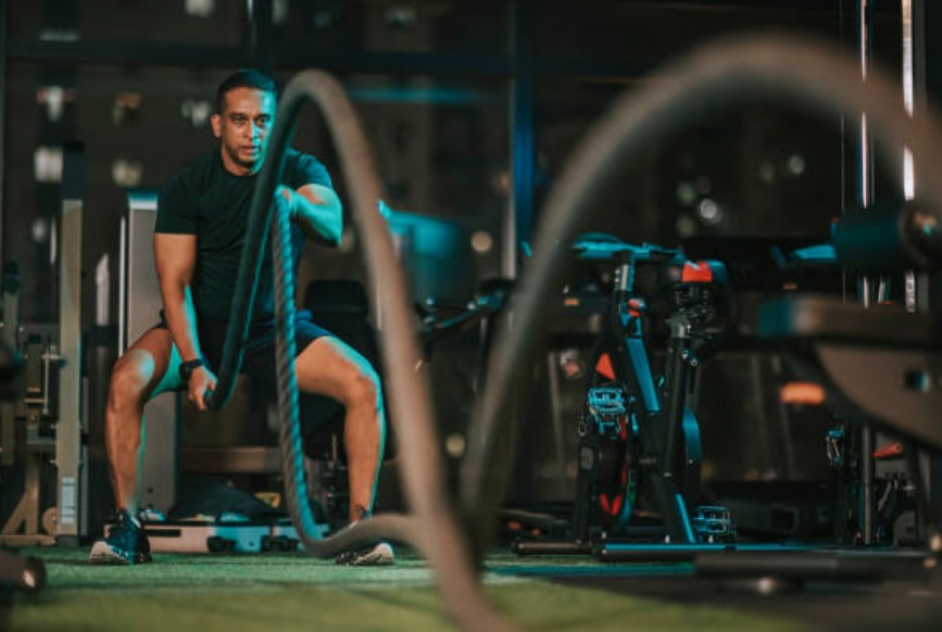 One of the fitness trends is HIIT - here with so-called battle ropes.