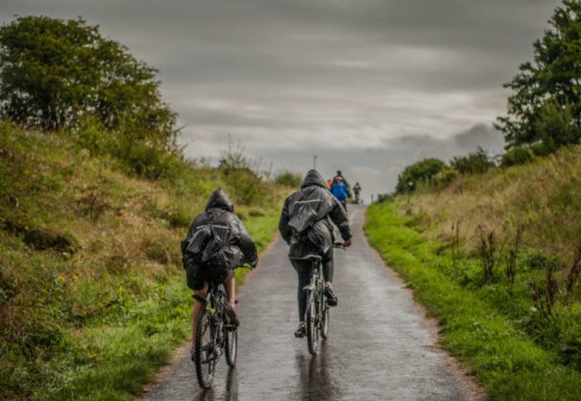 Working out, no matter how extreme the weather is - one of the crazy fitness trends.