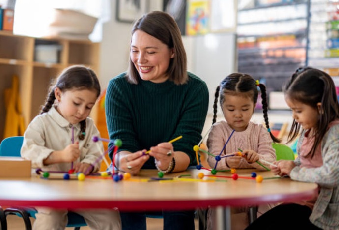 Enable parents to achieve their fitness goals thanks to a useful playroom for their children.