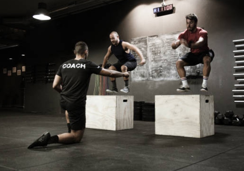 If you want to start your career as a crossfit trainer, you surely wonder “How much do crossfit coaches make?”.