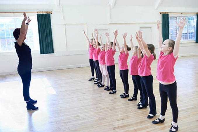 What is the average salary for a dance instructor teaching his young students tap dancing style?