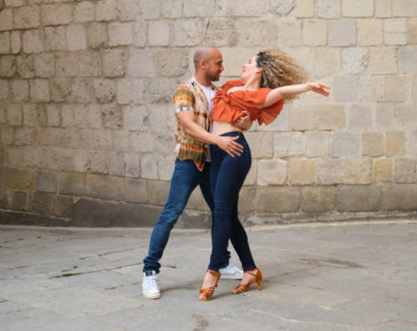 Salsa class: how much does a dance teacher earn? Approximately $48,000 per year.