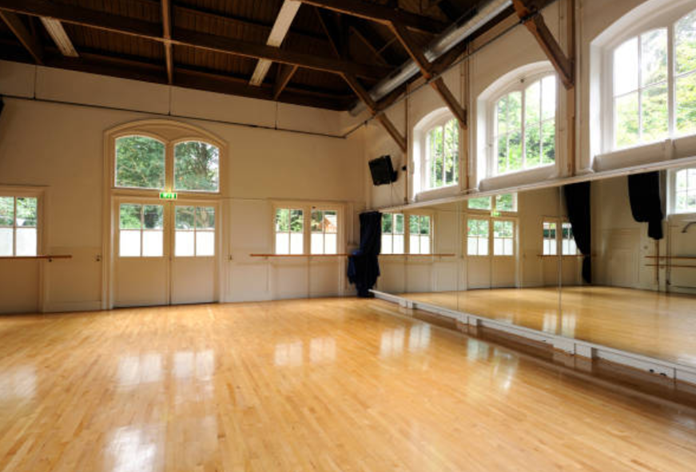 In order for the business operations of a dance teacher or dance school to run smoothly, it is necessary to carry liability insurance in case of, for example, legal defense costs.